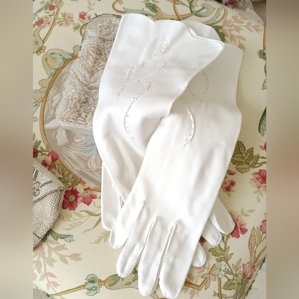 FABULOUS PAIR OF CRISP WHITE COTTON VINTAGE LONG GLOVES!